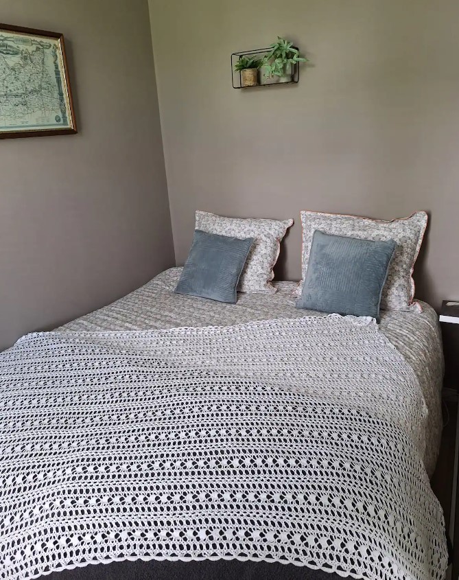 Tweepersoonsbed met gehaakte sprei